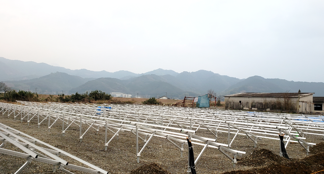 When the cold wave strikes, how to escort the solar mounting power station in the heavy snowfall weather?